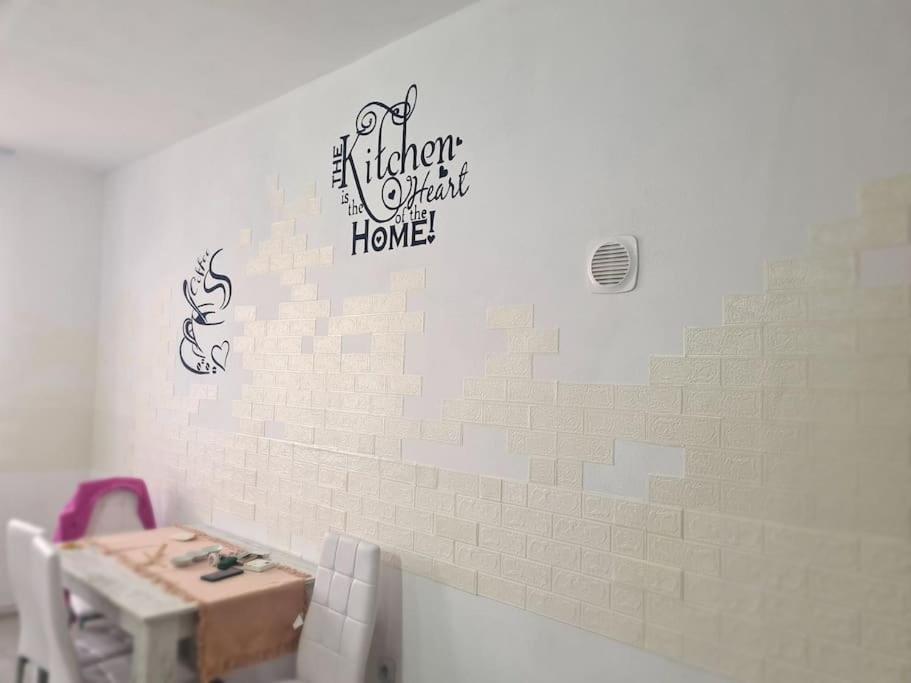 Mural Art Apartament Petroşani Buitenkant foto