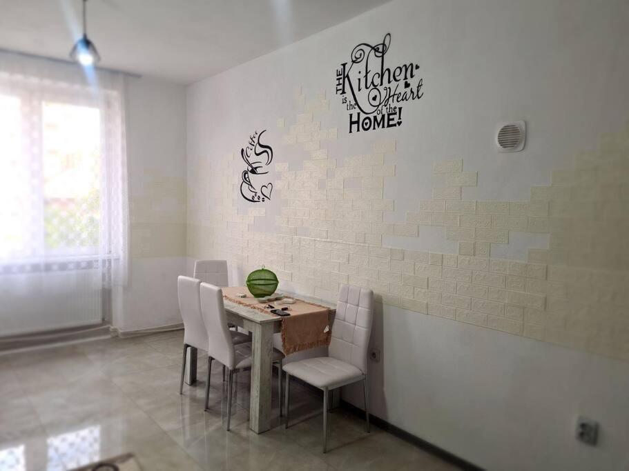Mural Art Apartament Petroşani Buitenkant foto